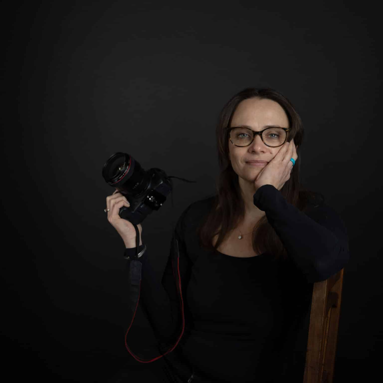 Julia Hofmann, Fotografin in Berlin, mit Kamera